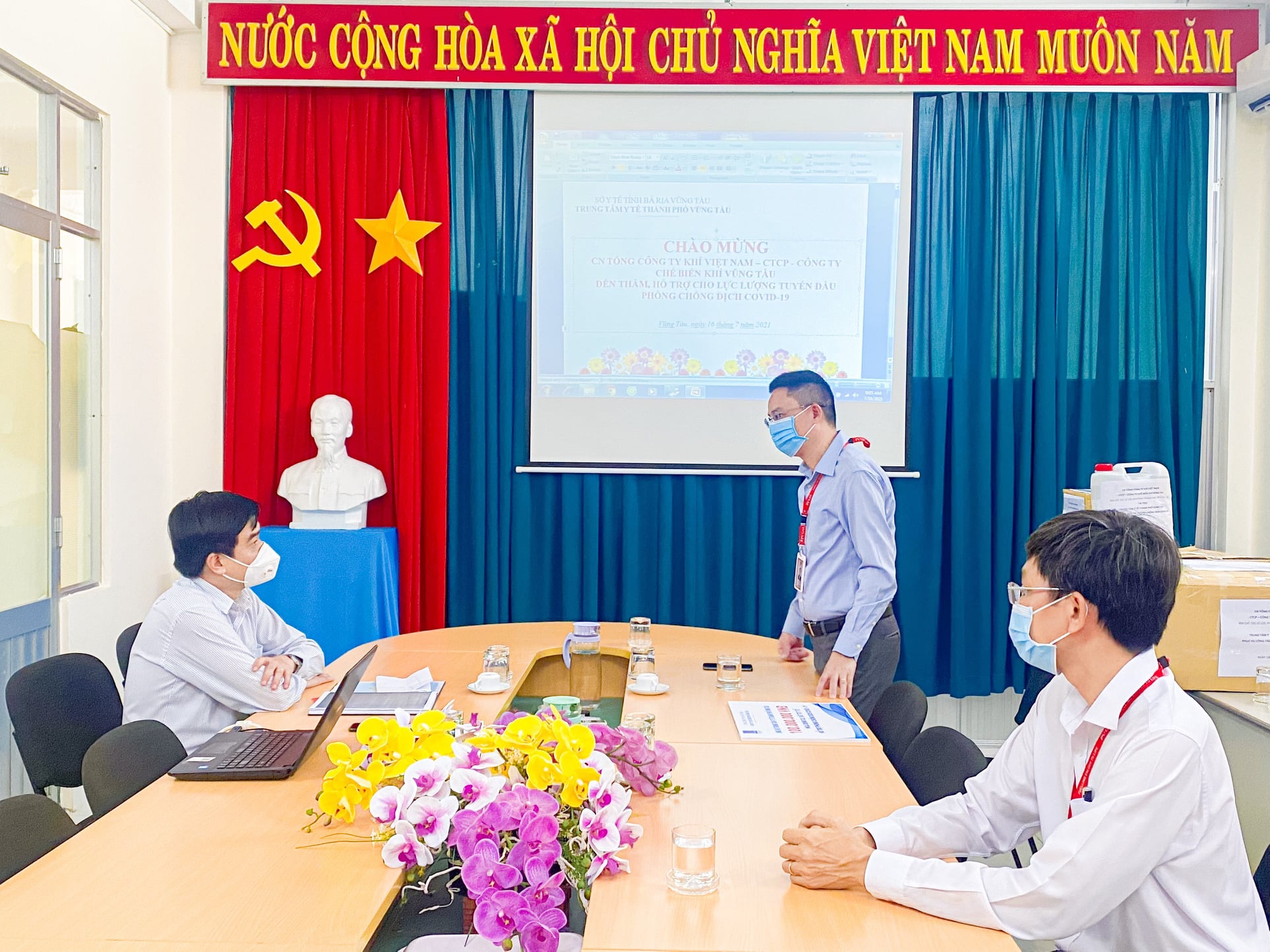KVT tiếp tục trao 100 triệu đồng ủng hộ Tp. Vũng Tàu phòng chống COVID – 19