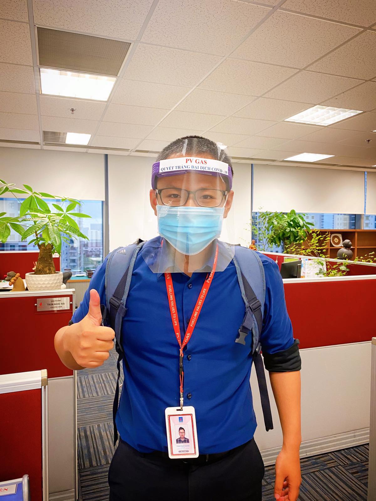 Công đoàn Cơ quan điều hành PV GAS tặng thiết bị bảo vệ tự chế cho lực lượng trực chiến tại tòa nhà PV GAS Tower