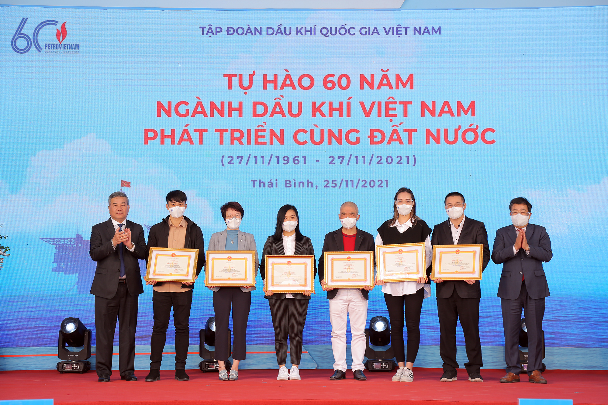 Kỷ niệm 60 năm Ngày Truyền thống Ngành Dầu khí Việt Nam (27/11): Các công trình, hoạt động Dầu khí rộn ràng cán đích Kỷ niệm 60 năm Ngày Truyền thống Ngành Dầu khí Việt Nam (27/11): Các công trình, hoạt động Dầu khí rộn ràng cán đích