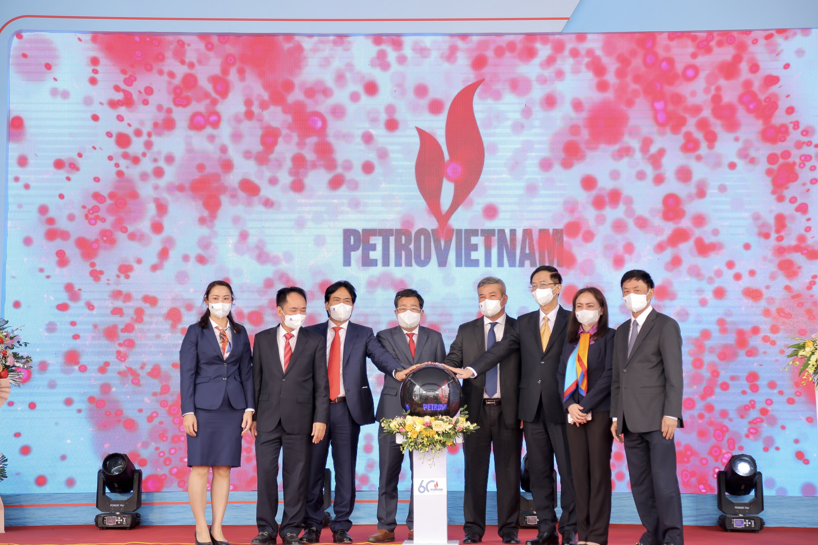 Kỷ niệm 60 năm Ngày Truyền thống Ngành Dầu khí Việt Nam (27/11): Các công trình, hoạt động Dầu khí rộn ràng cán đích Kỷ niệm 60 năm Ngày Truyền thống Ngành Dầu khí Việt Nam (27/11): Các công trình, hoạt động Dầu khí rộn ràng cán đích