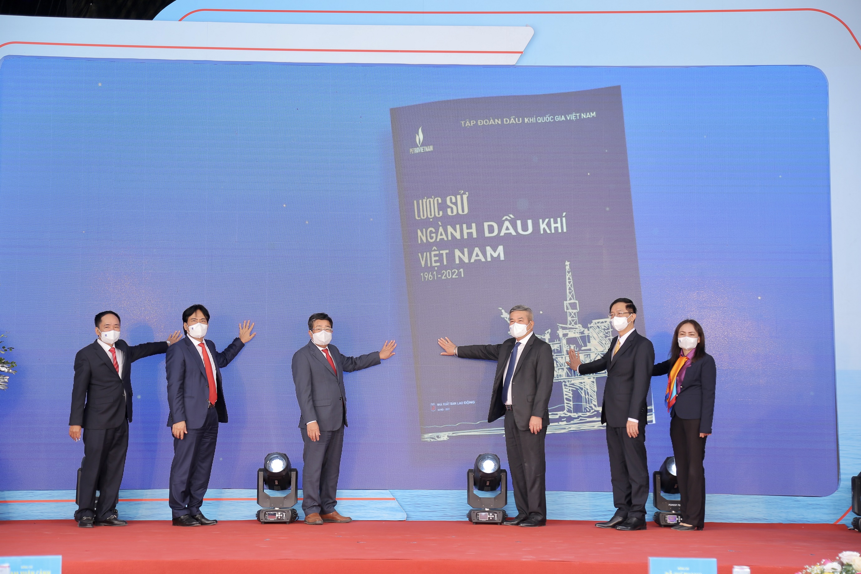 Kỷ niệm 60 năm Ngày Truyền thống Ngành Dầu khí Việt Nam (27/11): Các công trình, hoạt động Dầu khí rộn ràng cán đích Kỷ niệm 60 năm Ngày Truyền thống Ngành Dầu khí Việt Nam (27/11): Các công trình, hoạt động Dầu khí rộn ràng cán đích