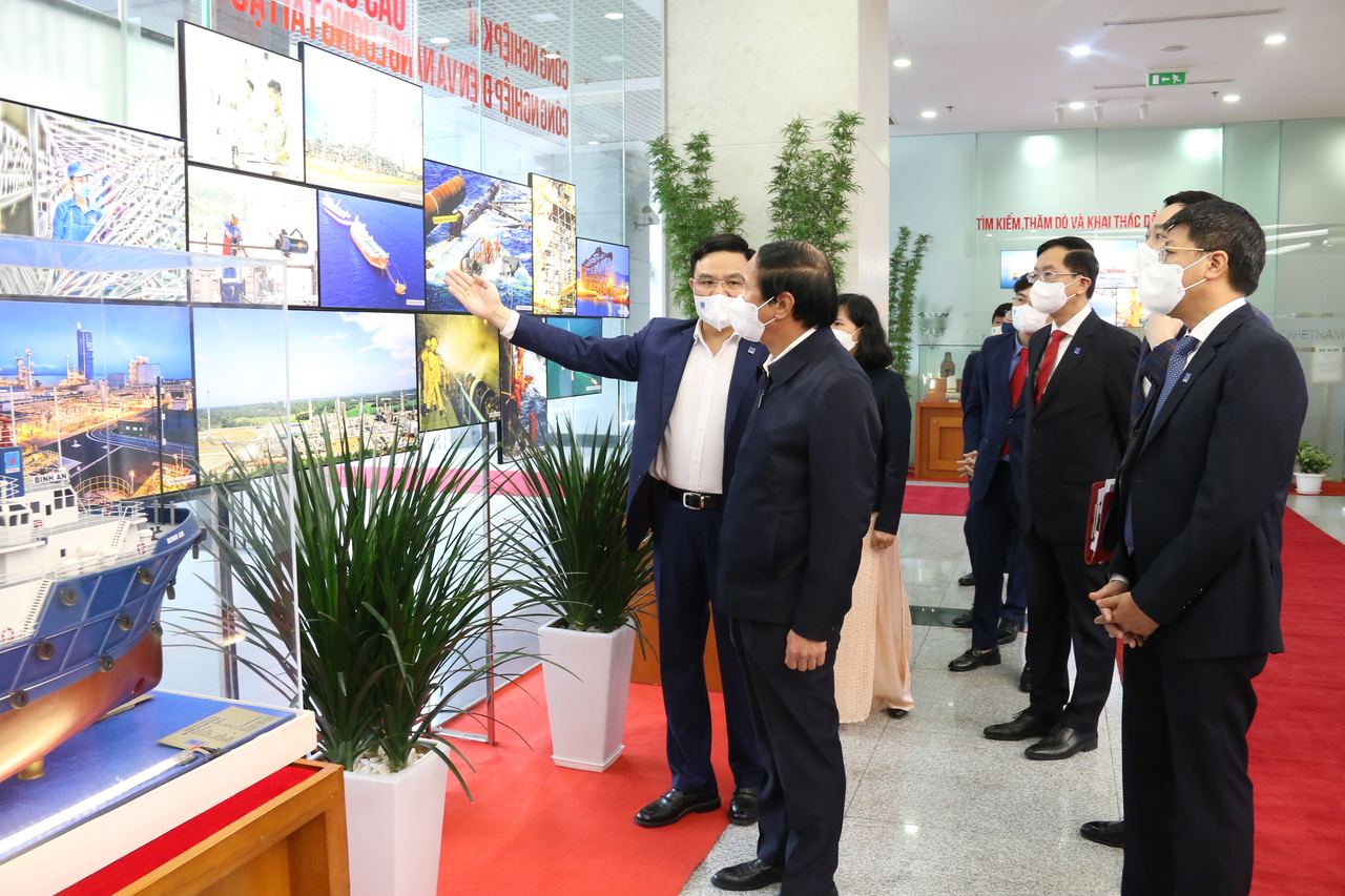 Petrovietnam cần phát huy hiệu quả cao nhất tài nguyên dầu khí, với tinh thần “thời cơ đến thì phải tiến công” Petrovietnam cần phát huy hiệu quả cao nhất tài nguyên dầu khí, với tinh thần “thời cơ đến thì phải tiến công”