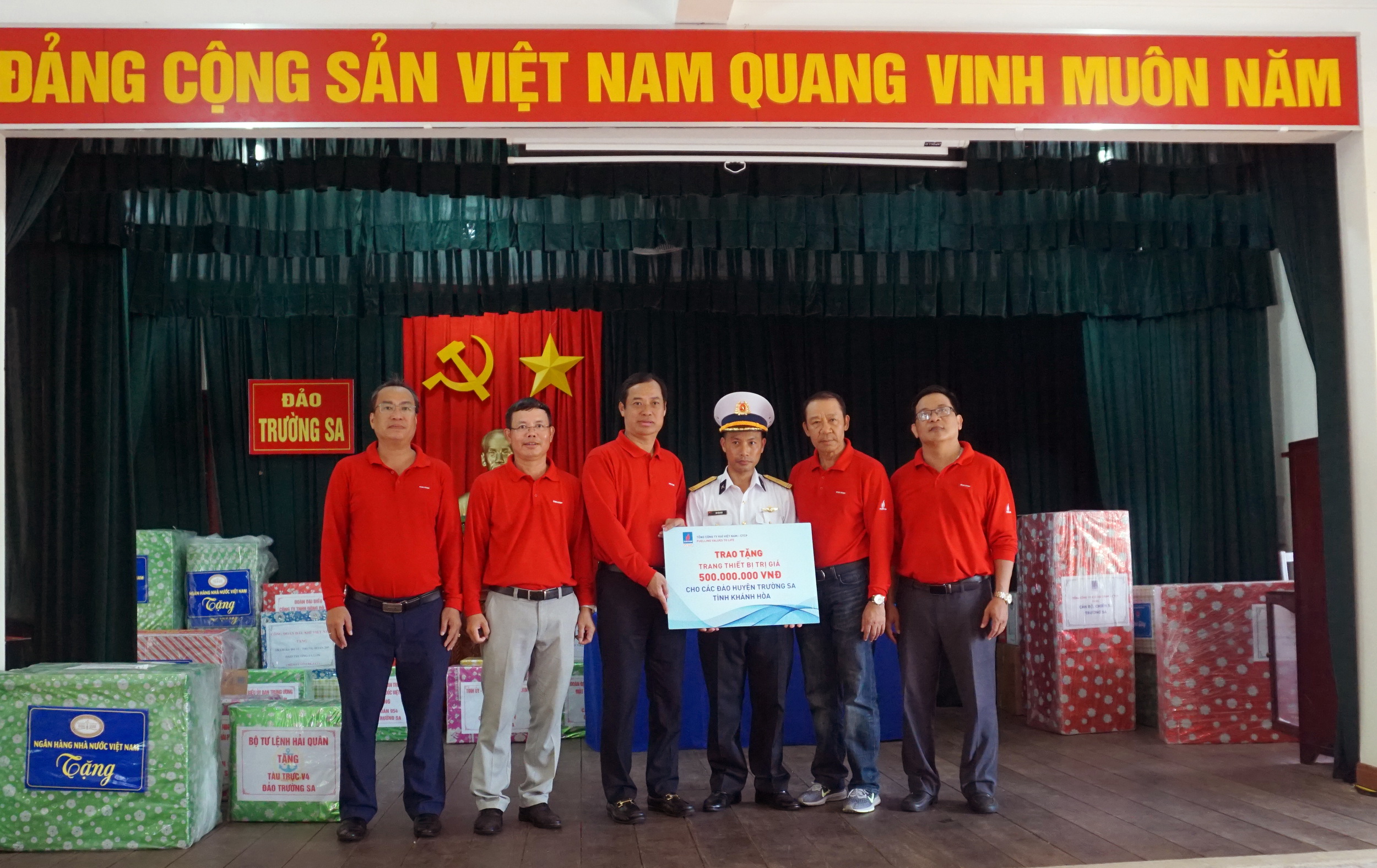 ĐOÀN CÔNG TÁC PV GAS ĐẾN VỚI TRƯỜNG SA: QUÊ HƯƠNG VÀ BIỂN ĐẢO KHÔNG BAO GIỜ CÁCH BIỆT ĐOÀN CÔNG TÁC PV GAS ĐẾN VỚI TRƯỜNG SA: QUÊ HƯƠNG VÀ BIỂN ĐẢO KHÔNG BAO GIỜ CÁCH BIỆT