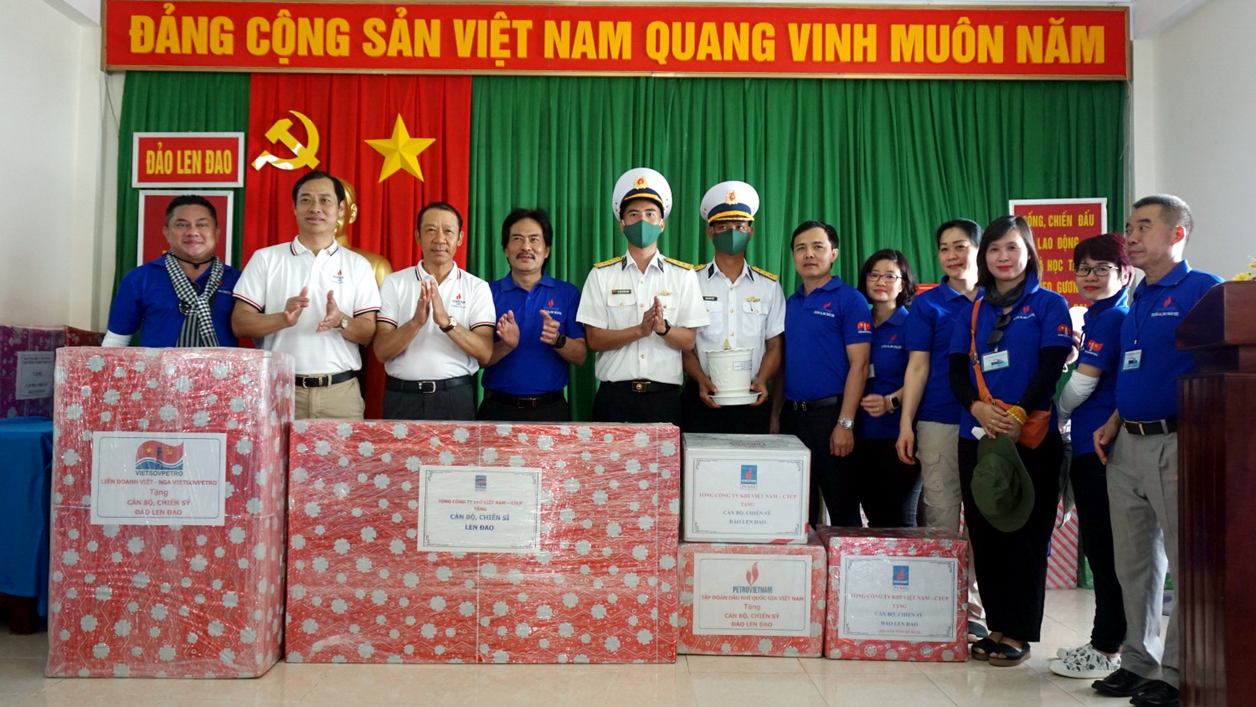 ĐOÀN CÔNG TÁC PV GAS ĐẾN VỚI TRƯỜNG SA: QUÊ HƯƠNG VÀ BIỂN ĐẢO KHÔNG BAO GIỜ CÁCH BIỆT ĐOÀN CÔNG TÁC PV GAS ĐẾN VỚI TRƯỜNG SA: QUÊ HƯƠNG VÀ BIỂN ĐẢO KHÔNG BAO GIỜ CÁCH BIỆT