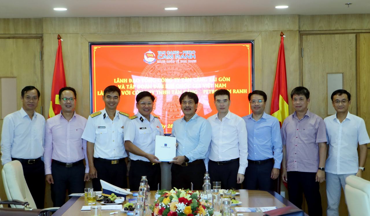 Petrovietnam và PV GAS ủng hộ cán bộ chiến sỹ hải quân 600 triệu đồng Petrovietnam và PV GAS ủng hộ cán bộ chiến sỹ hải quân 600 triệu đồng