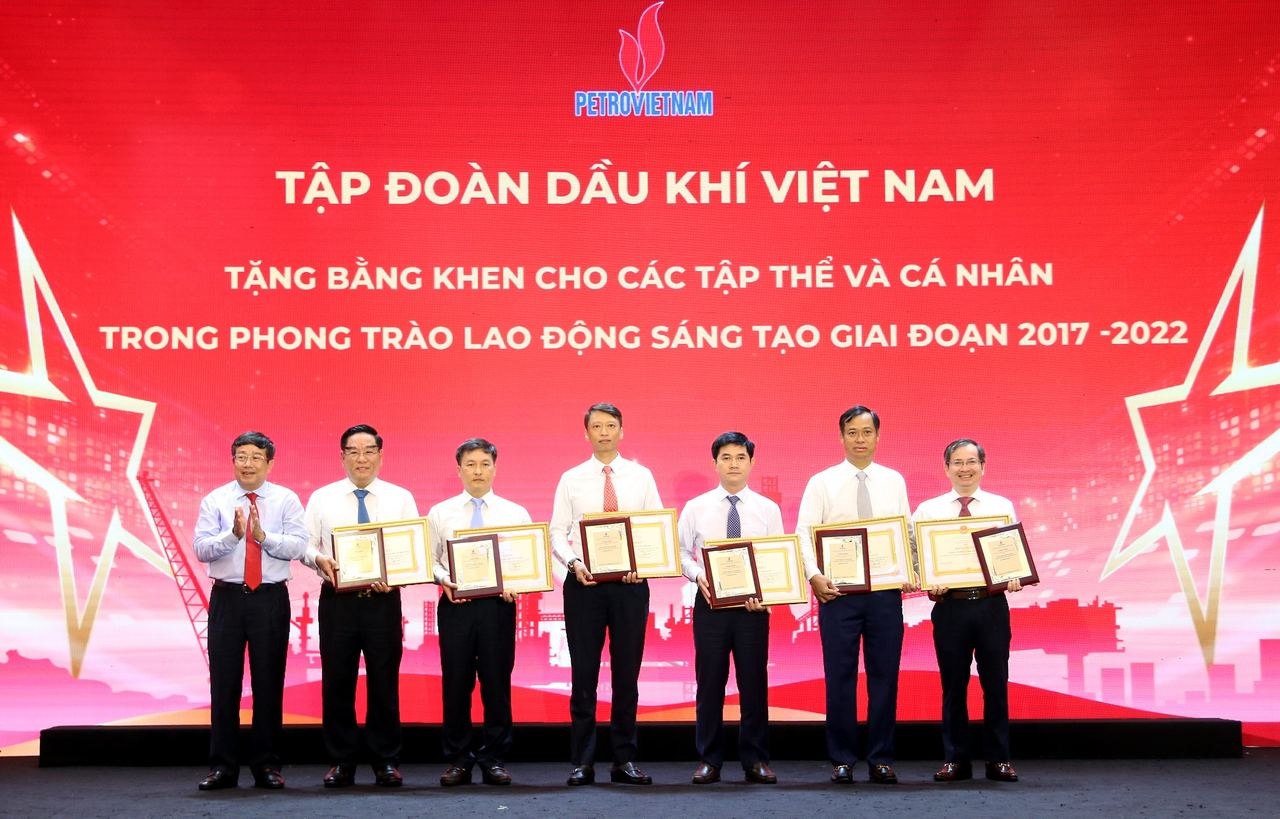 PV GAS nhận khen thưởng tại Hội nghị tổng kết phong trào thi đua Lao động sáng tạo ngành Dầu khí PV GAS nhận khen thưởng tại Hội nghị tổng kết phong trào thi đua Lao động sáng tạo ngành Dầu khí