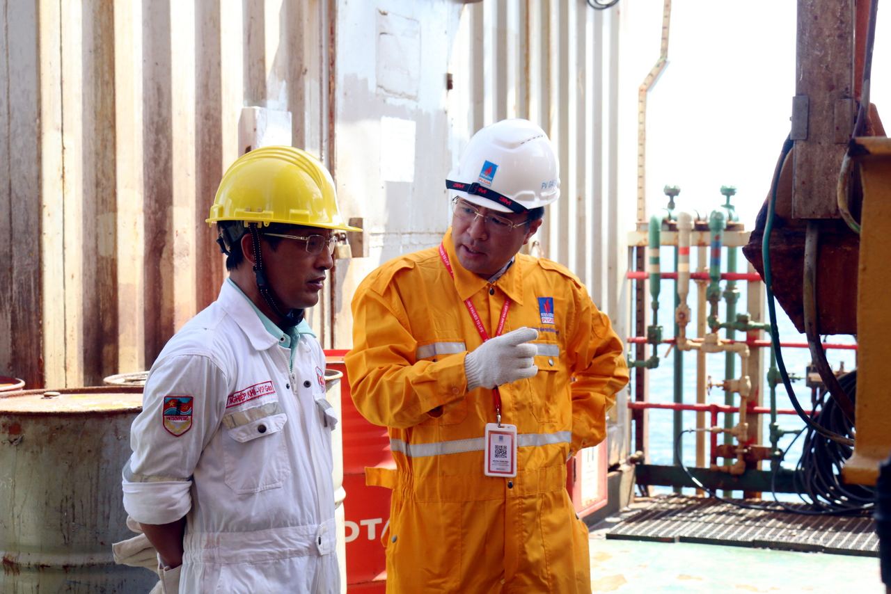 Lãnh đạo KĐN chúc mừng Giàn nén khí mỏ Rồng đạt mốc tổng sản lượng 5 tỷ m3 khí
