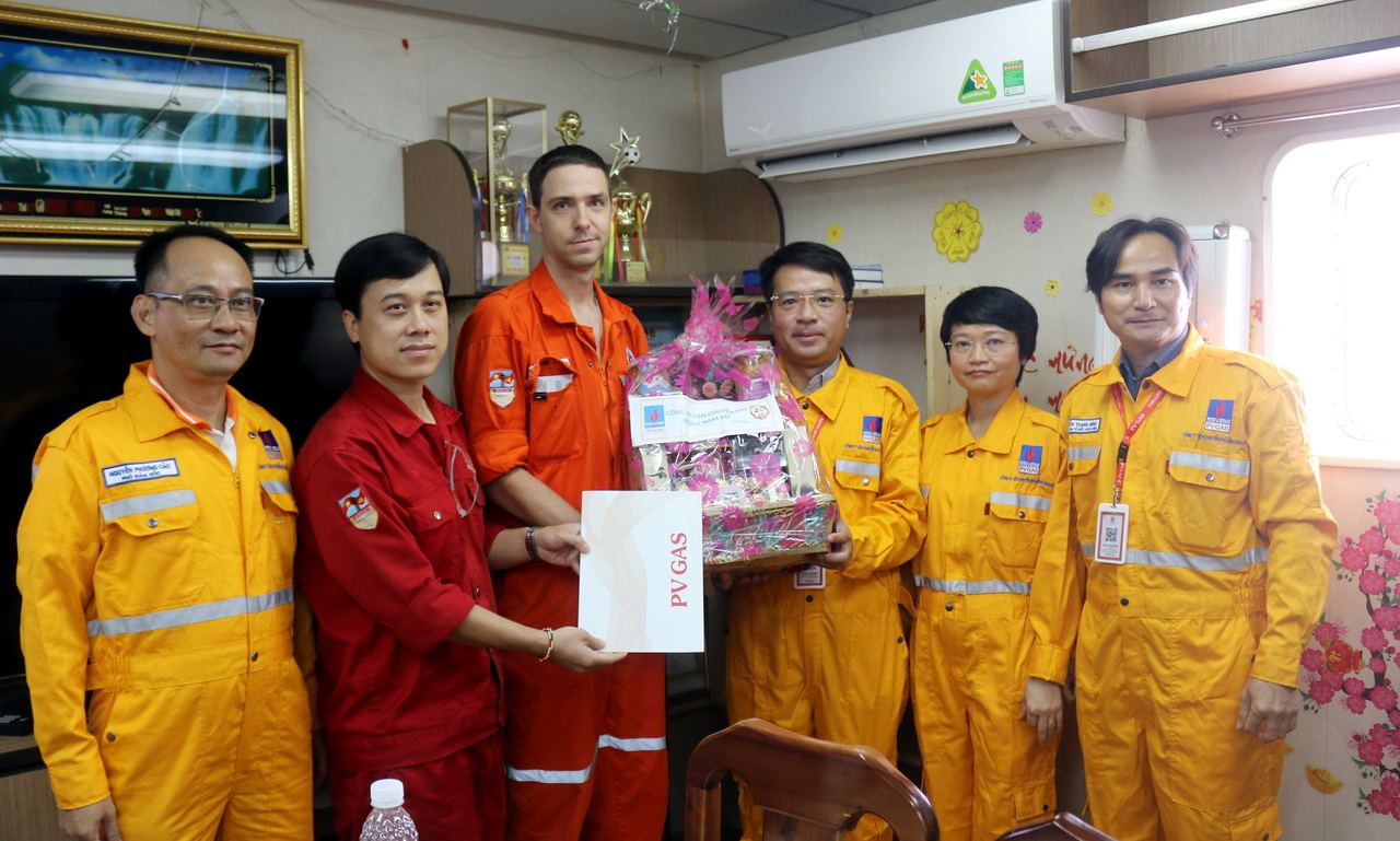 Lãnh đạo KĐN chúc mừng Giàn nén khí mỏ Rồng đạt mốc tổng sản lượng 5 tỷ m3 khí