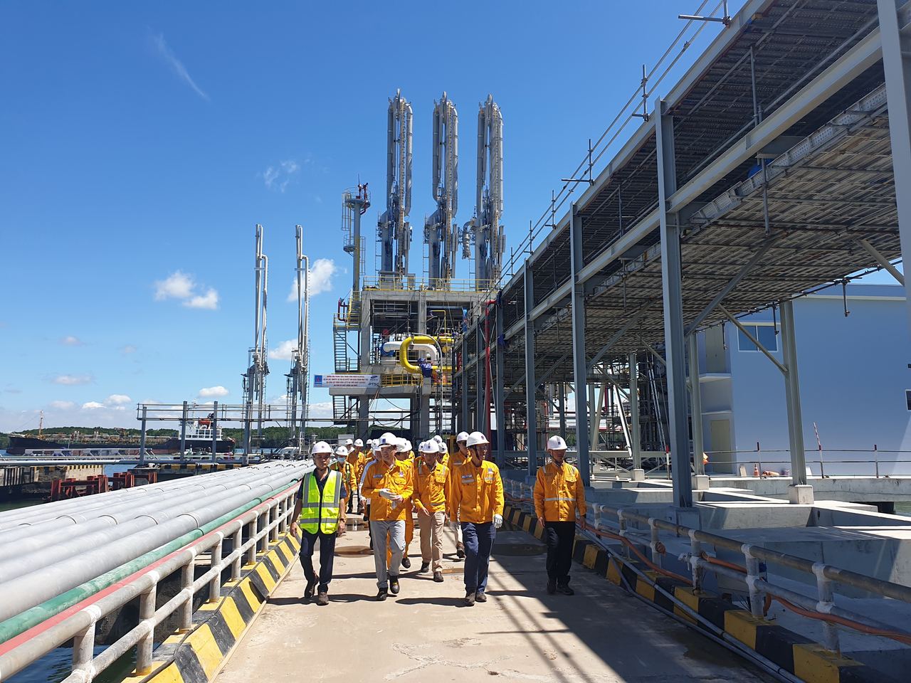 Lãnh đạo PV GAS đến thăm và làm việc  tại công trình Dự án Kho chứa LNG 1MMTPA Thị Vải