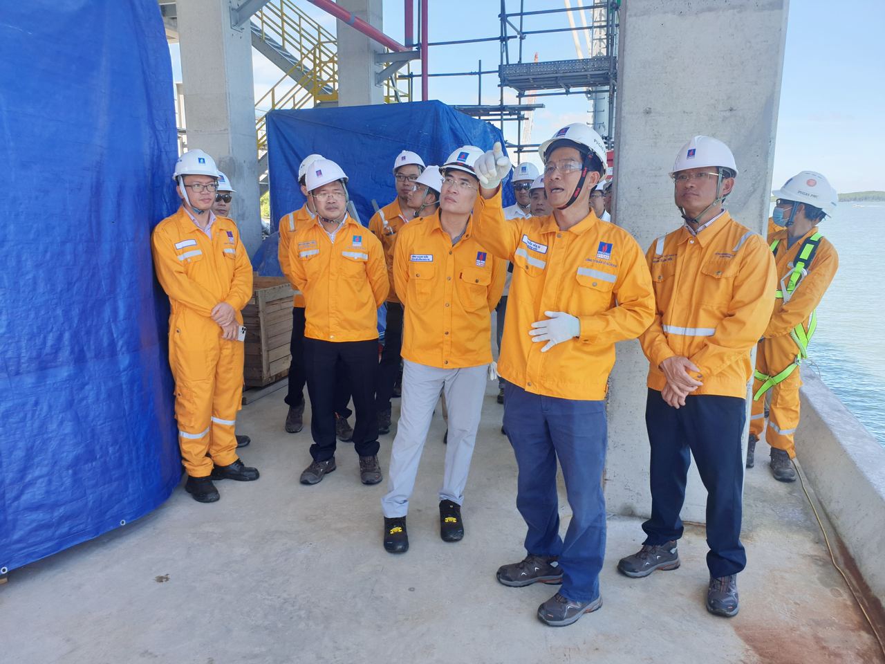 Lãnh đạo PV GAS đến thăm và làm việc  tại công trình Dự án Kho chứa LNG 1MMTPA Thị Vải