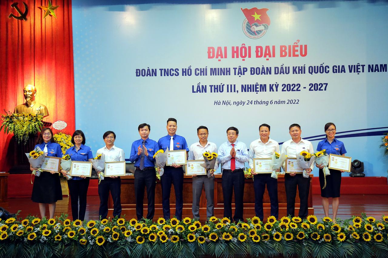 Đoàn PV GAS nhận khen thưởng tại Đại hội đại biểu Đoàn Thanh niên Tập đoàn lần thứ III, nhiệm kỳ 2022-2027.