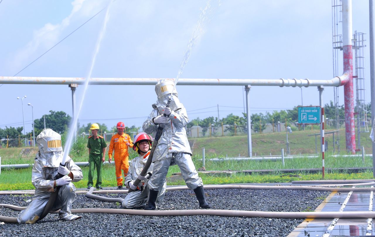 KVT tổ chức thực tập phương án chữa cháy, cứu nạn cứu hộ và ứng phó sự cố tràn dầu