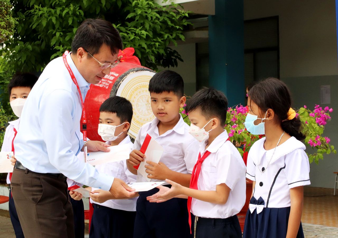 Công ty Vận chuyển khí Đông Nam Bộ tích cực đồng hành “Tiếp sức đến trường”