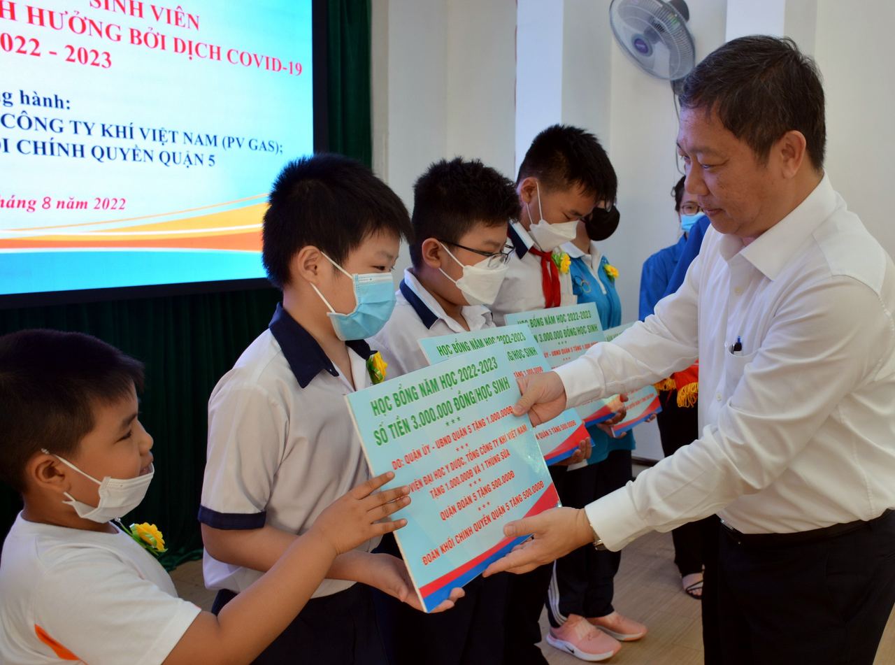 Thăm hỏi và động viên các em học sinh mồ côi vì đại dịch Covid-19 Thăm hỏi và động viên các em học sinh mồ côi vì đại dịch Covid-19