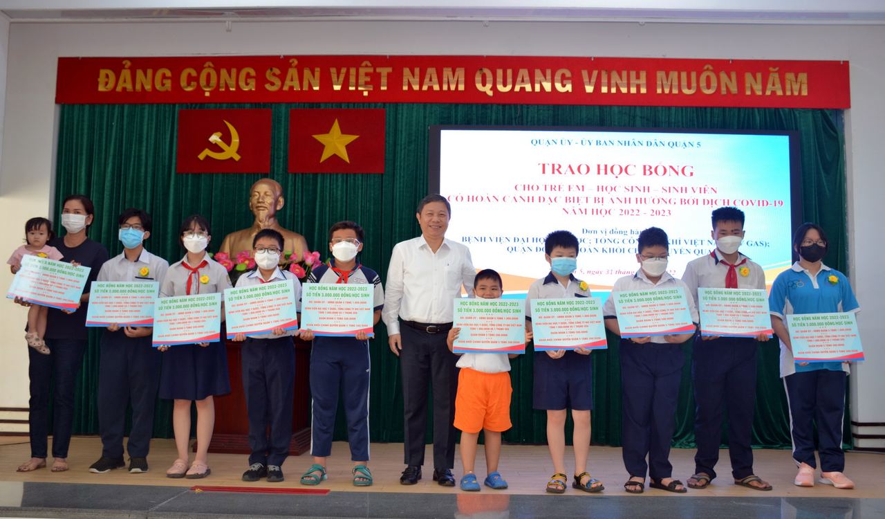 Thăm hỏi và động viên các em học sinh mồ côi vì đại dịch Covid-19 Thăm hỏi và động viên các em học sinh mồ côi vì đại dịch Covid-19