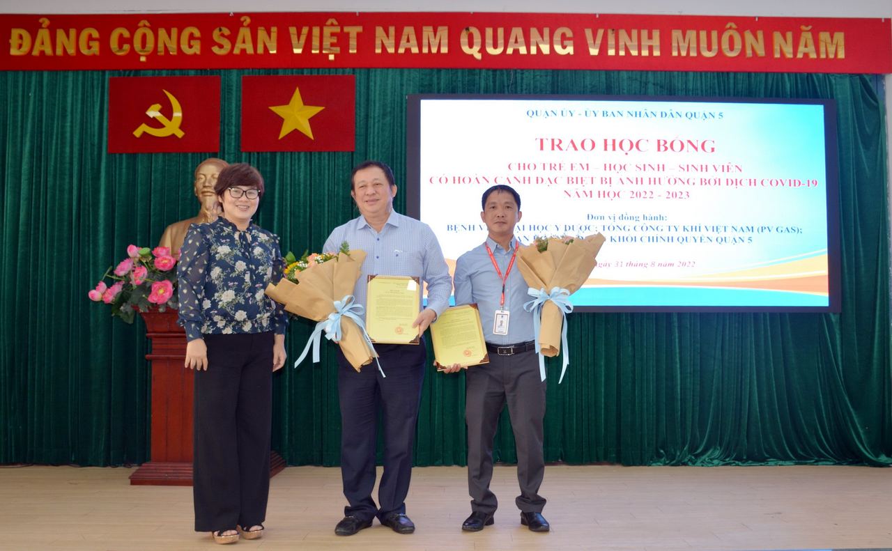 Thăm hỏi và động viên các em học sinh mồ côi vì đại dịch Covid-19 Thăm hỏi và động viên các em học sinh mồ côi vì đại dịch Covid-19