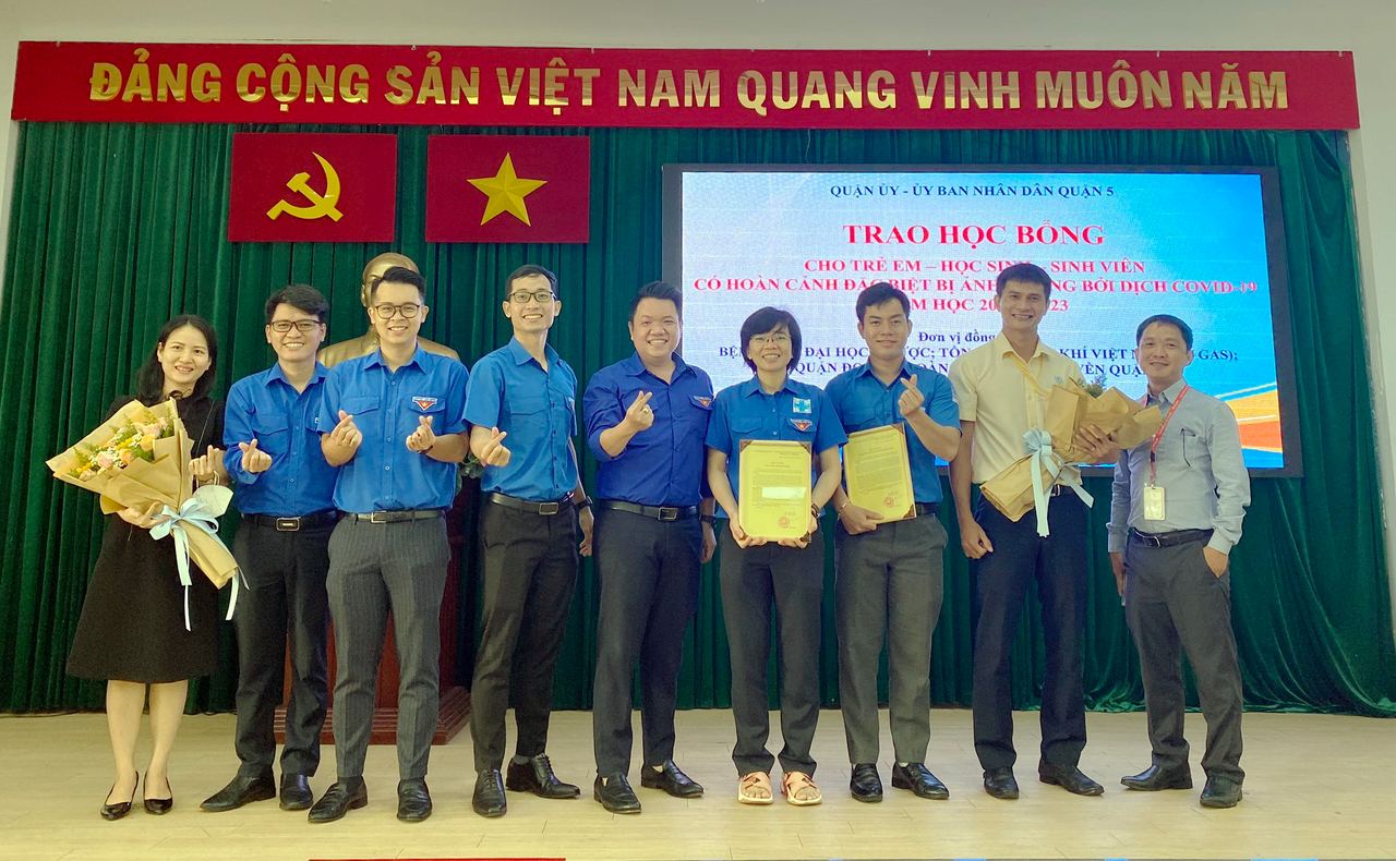 Thăm hỏi và động viên các em học sinh mồ côi vì đại dịch Covid-19 Thăm hỏi và động viên các em học sinh mồ côi vì đại dịch Covid-19