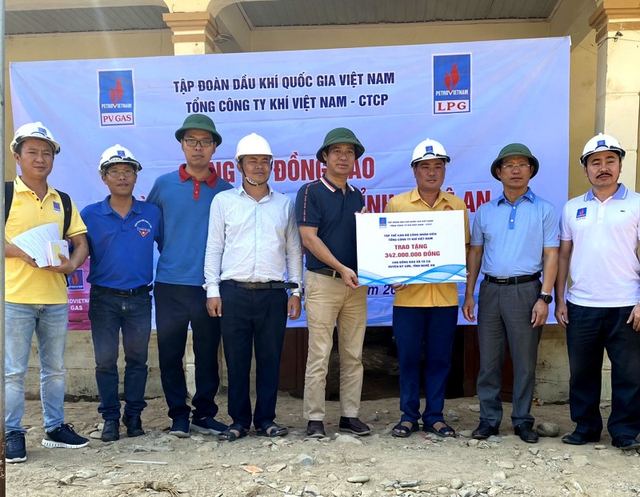PV GAS donates more than VND300 million to the beloved Central region PV GAS donates more than VND300 million to the beloved Central region