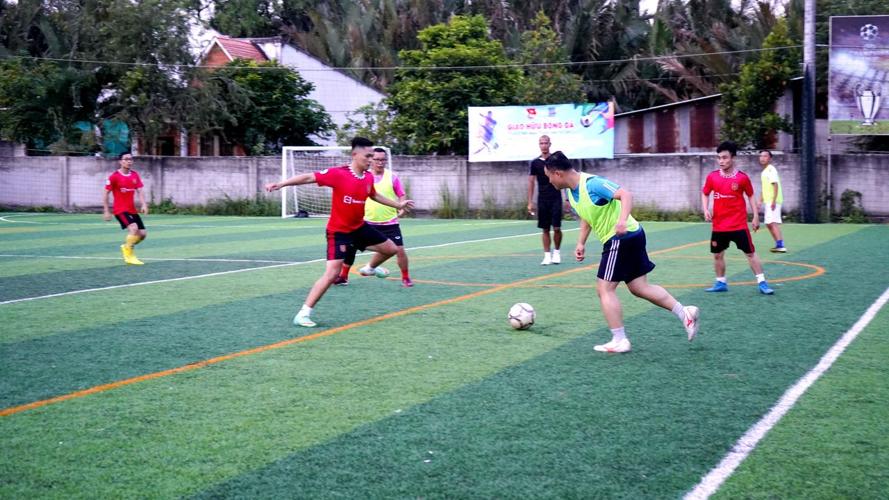 Giao hữu bóng đá nâng cao tinh thần đoàn kết