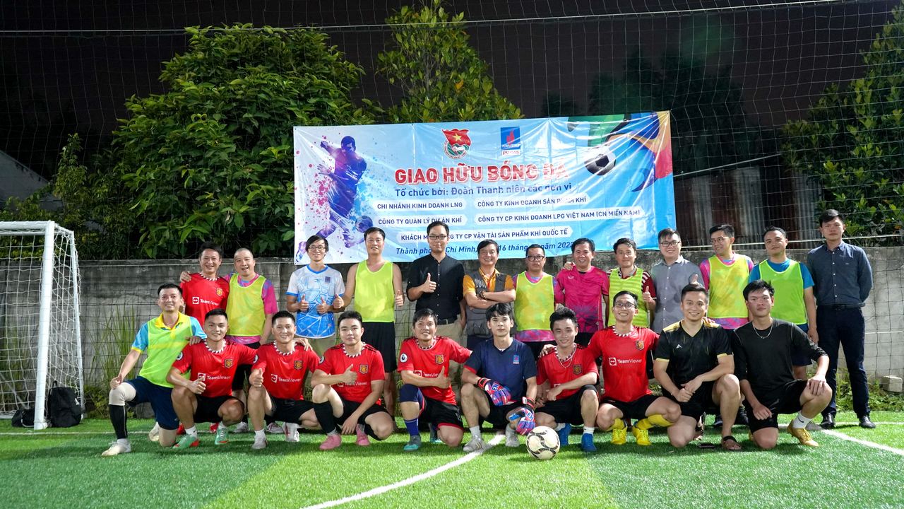 Giao hữu bóng đá nâng cao tinh thần đoàn kết