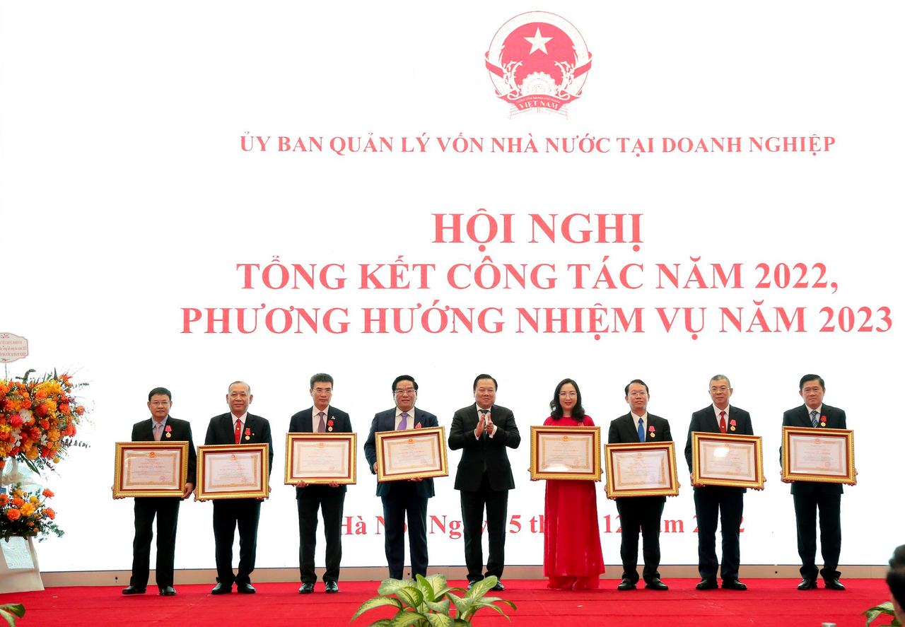 Phó Tổng giám đốc Petrovietnam, Chủ tịch HĐQT PV GAS Dương Mạnh Sơn đón nhận Huân chương Lao động hạng Nhì