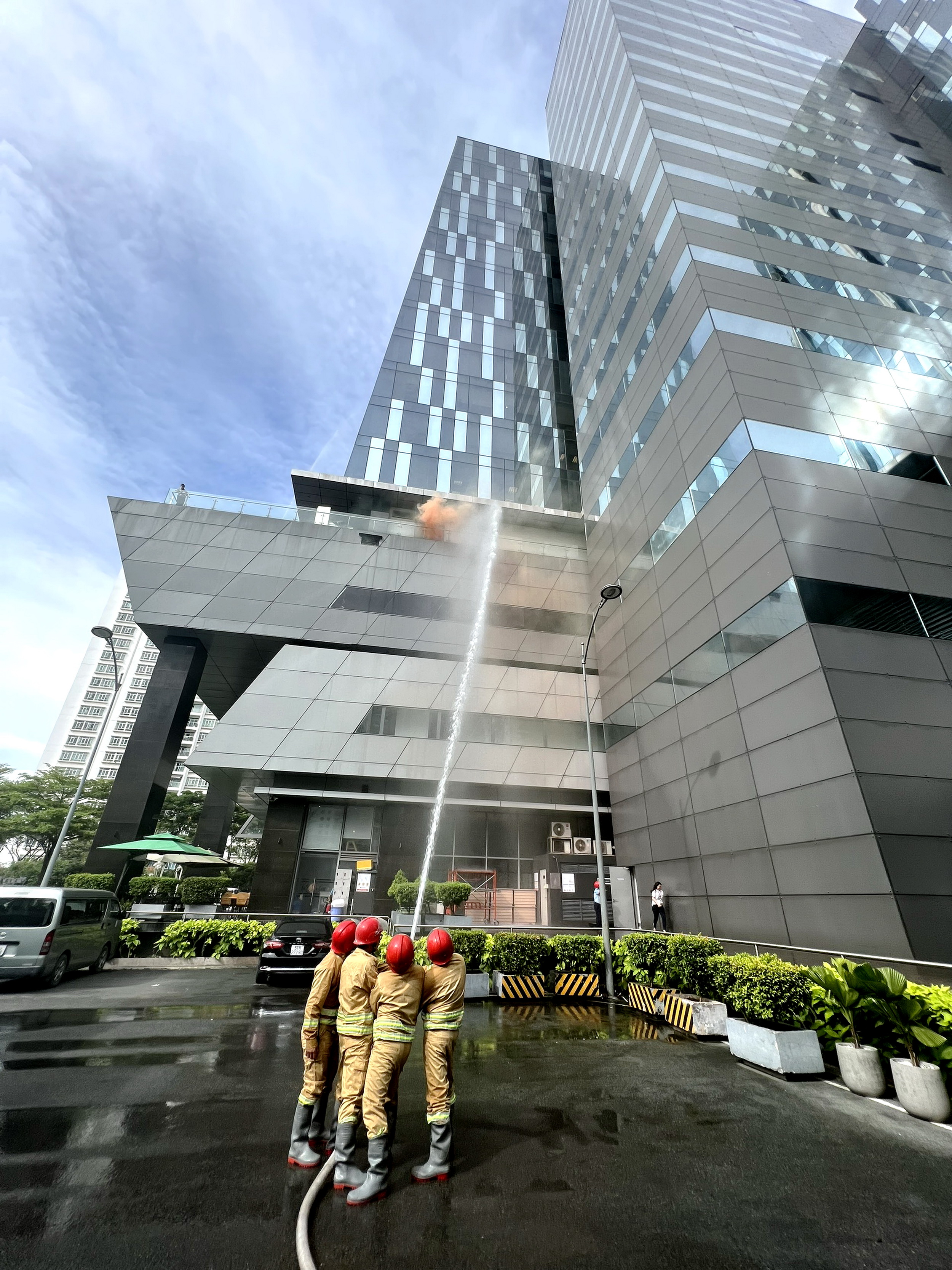 Diễn tập phương án chữa cháy, cứu nạn, cứu hộ tại tòa nhà PV GAS Tower