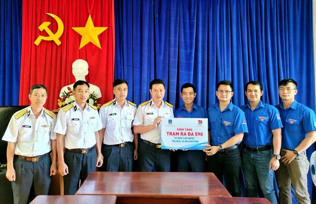 "Nghia tinh bien gioi hai đao” program in Con Dao island district "Nghia tinh bien gioi hai đao” program in Con Dao island district