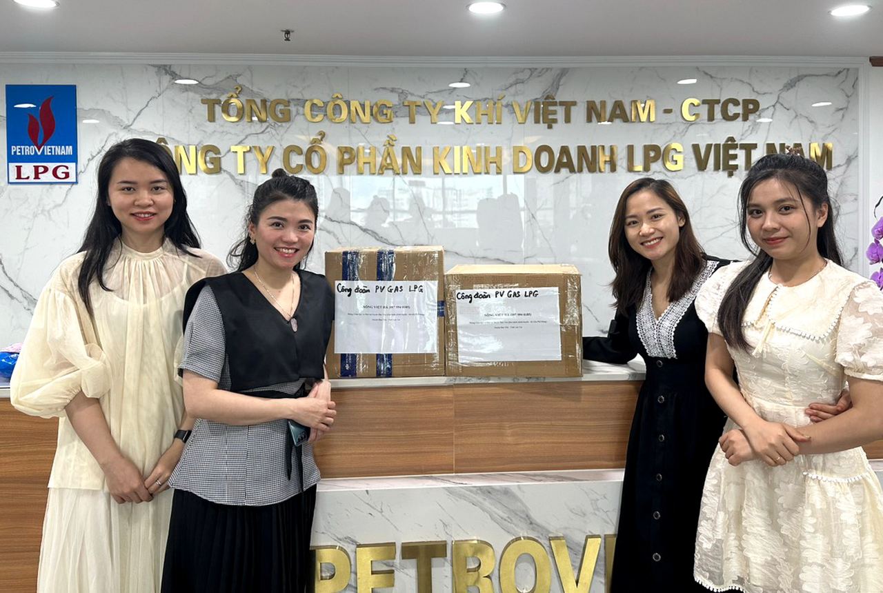 Ban Nữ công PV GAS gửi tặng gần 400 áo dài trong Tháng 3 yêu thương