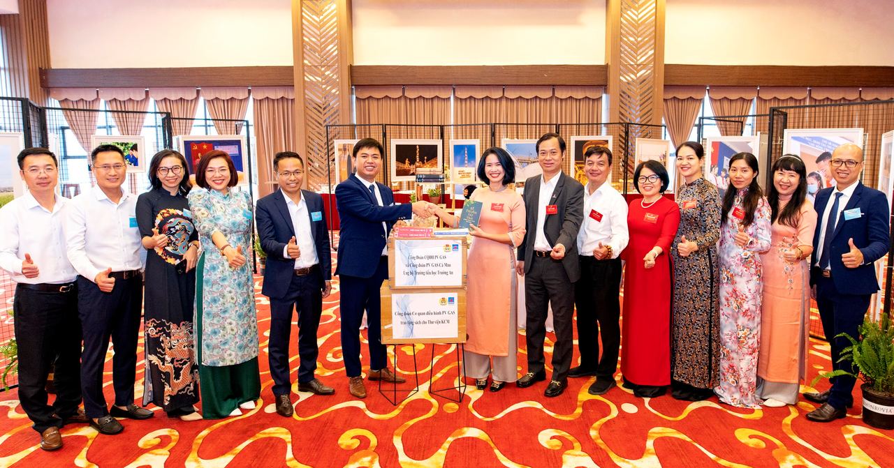 Ban Nữ công PV GAS gửi tặng gần 400 áo dài trong Tháng 3 yêu thương