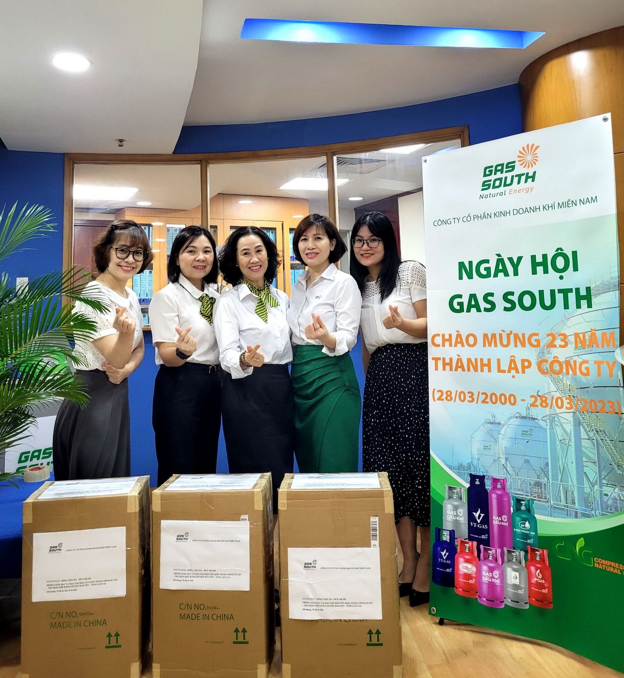 Ban Nữ công PV GAS gửi tặng gần 400 áo dài trong Tháng 3 yêu thương