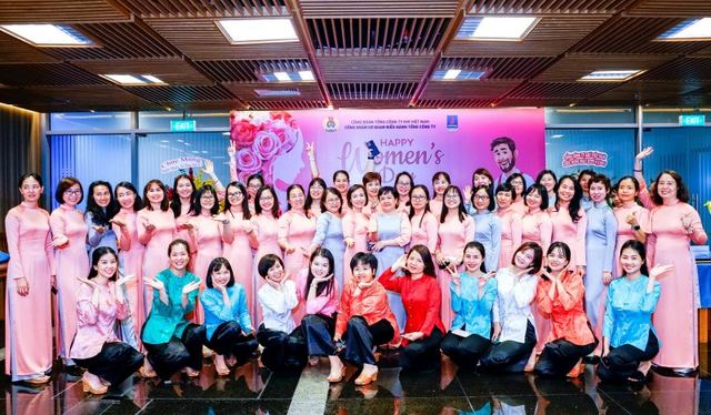 The PV GAS Women’s Affairs Committee gives away nearly 400 Ao Dai in the beloved March The PV GAS Women’s Affairs Committee gives away nearly 400 Ao Dai in the beloved March