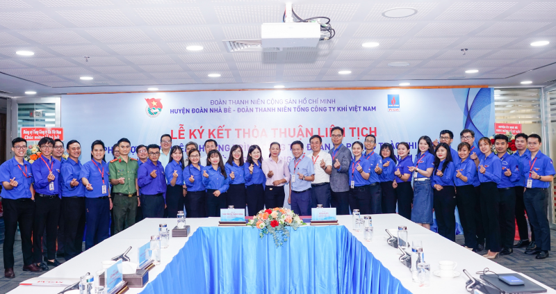 The joint agreement signing ceremony between the Youth Unions of Petrovietnam Gas Joint Stock Corporation and Nha Be District