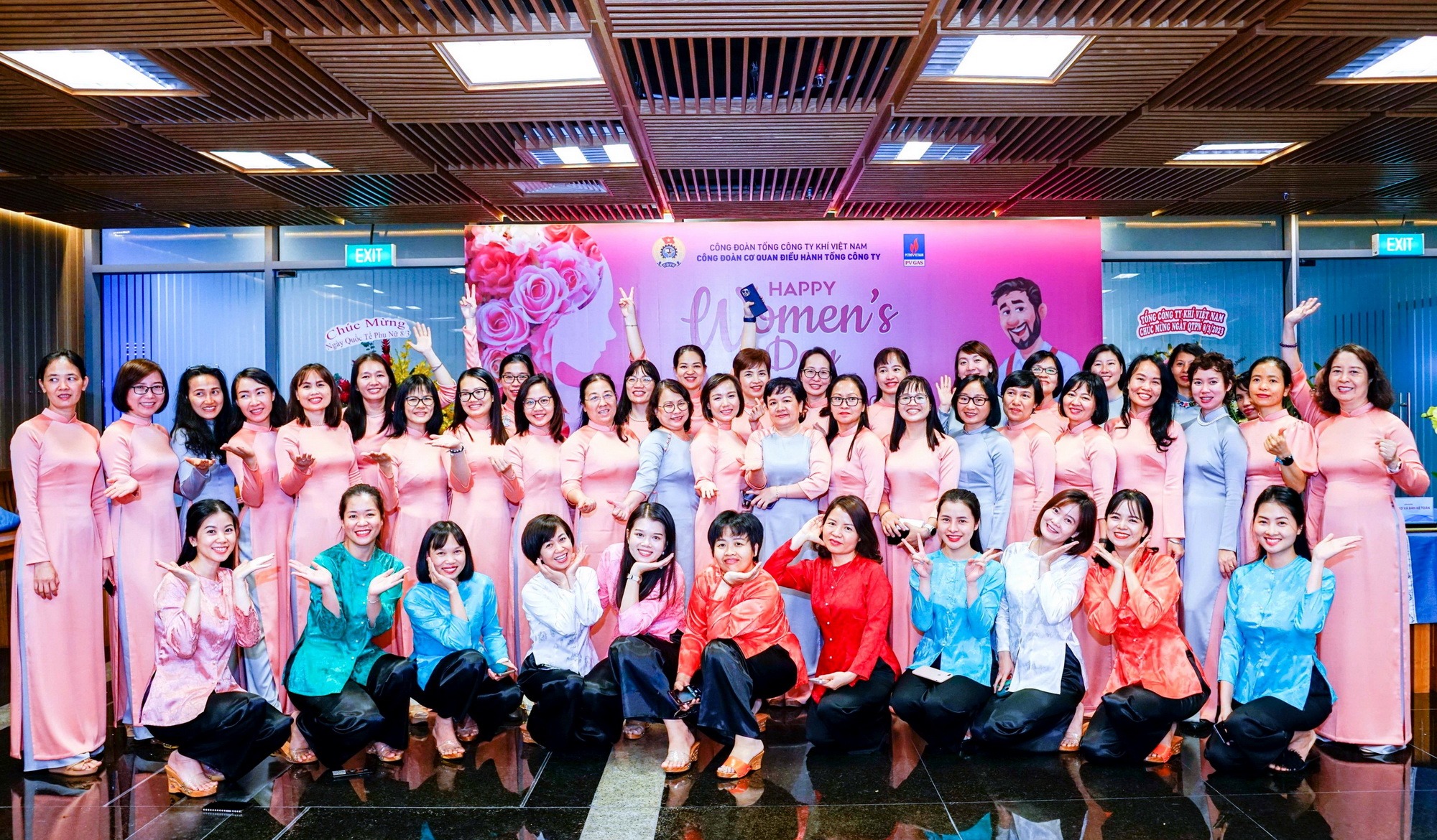 The PV GAS Women’s Affairs Committee gives away nearly 400 Ao Dai in the beloved March