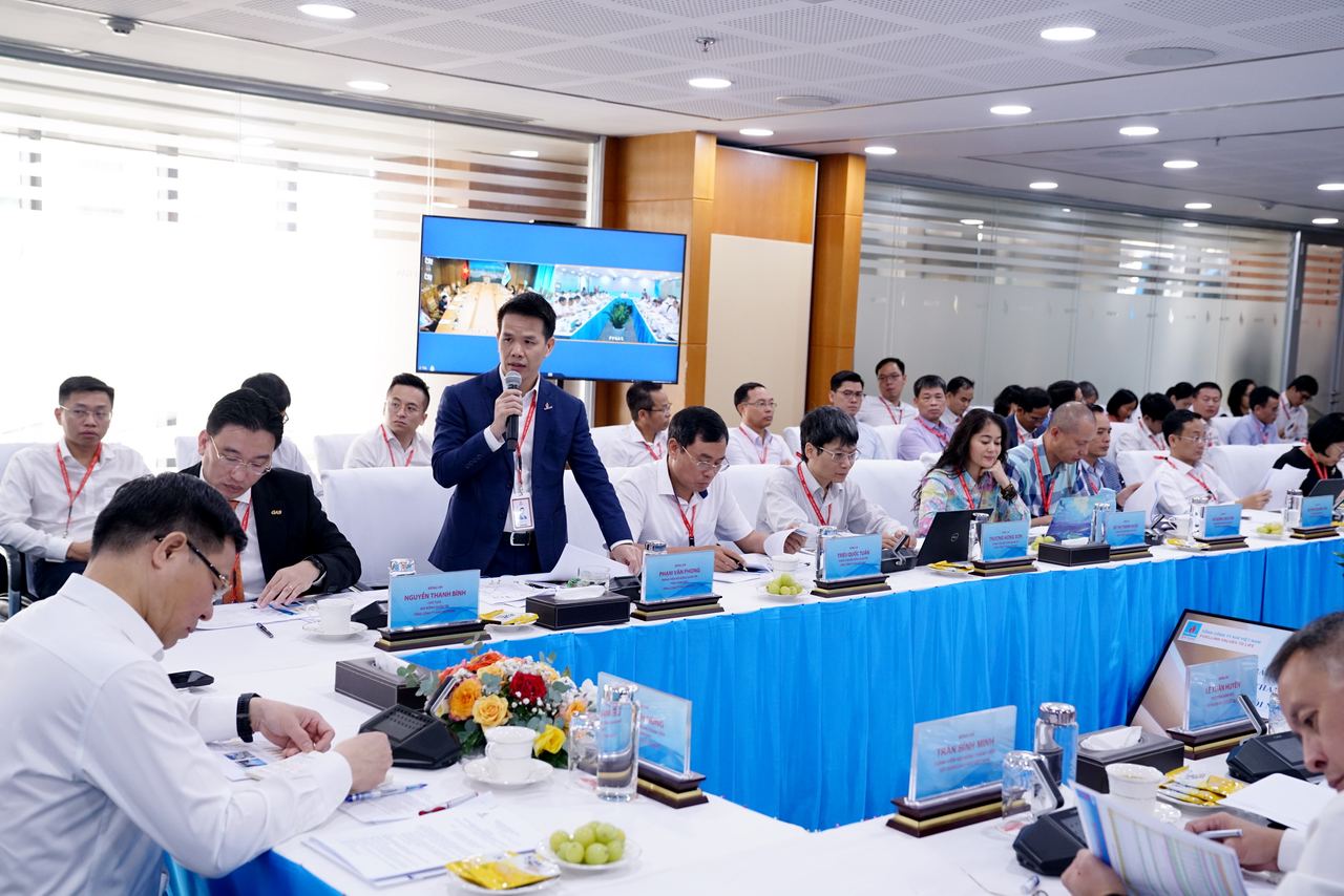 Tổng giám đốc Petrovietnam Lê Mạnh Hùng làm việc với PV GAS về kết quả SXKD 6 tháng đầu năm và triển khai kế hoạch 6 tháng cuối năm 2023 Tổng giám đốc Petrovietnam Lê Mạnh Hùng làm việc với PV GAS về kết quả SXKD 6 tháng đầu năm và triển khai kế hoạch 6 tháng cuối năm 2023
