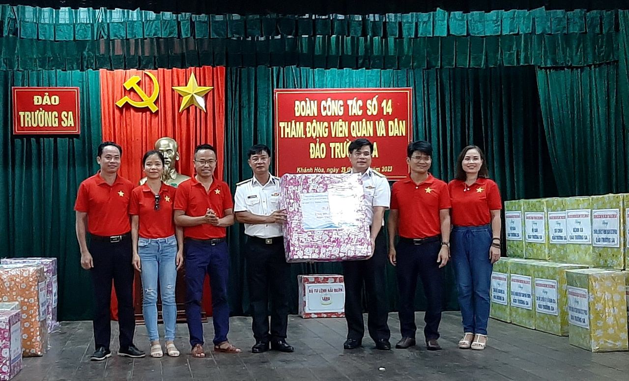 Đoàn công tác PV GAS tham gia chuyến đi thăm quân dân quần đảo Trường Sa và nhà giàn DK1