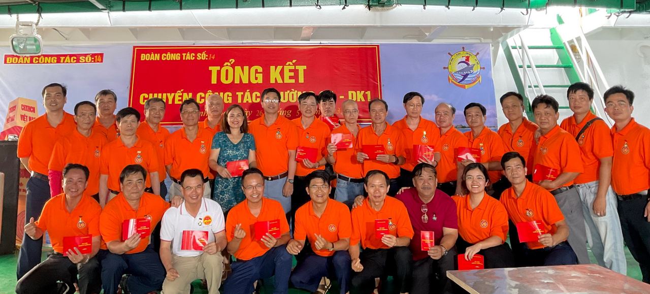 Đoàn công tác PV GAS tham gia chuyến đi thăm quân dân quần đảo Trường Sa và nhà giàn DK1