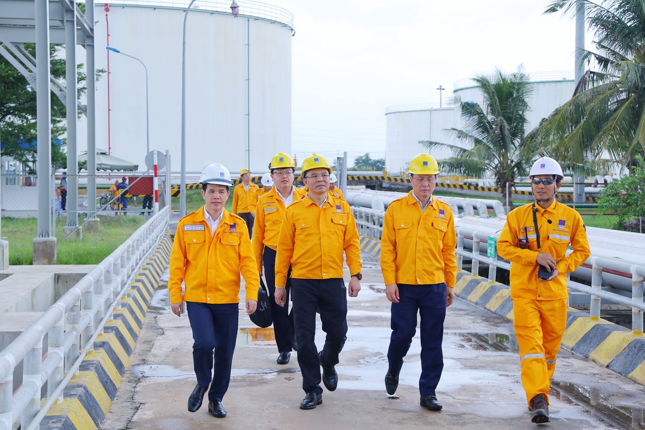 Tổng Giám đốc Petrovietnam Lê Mạnh Hùng kiểm tra hoạt động Kho cảng LNG Thị Vải