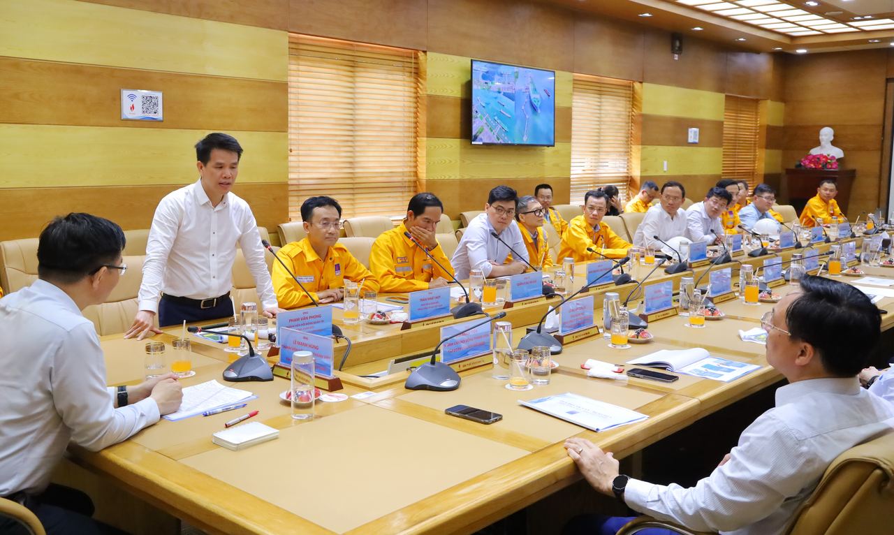 Tổng Giám đốc Petrovietnam Lê Mạnh Hùng kiểm tra hoạt động Kho cảng LNG Thị Vải