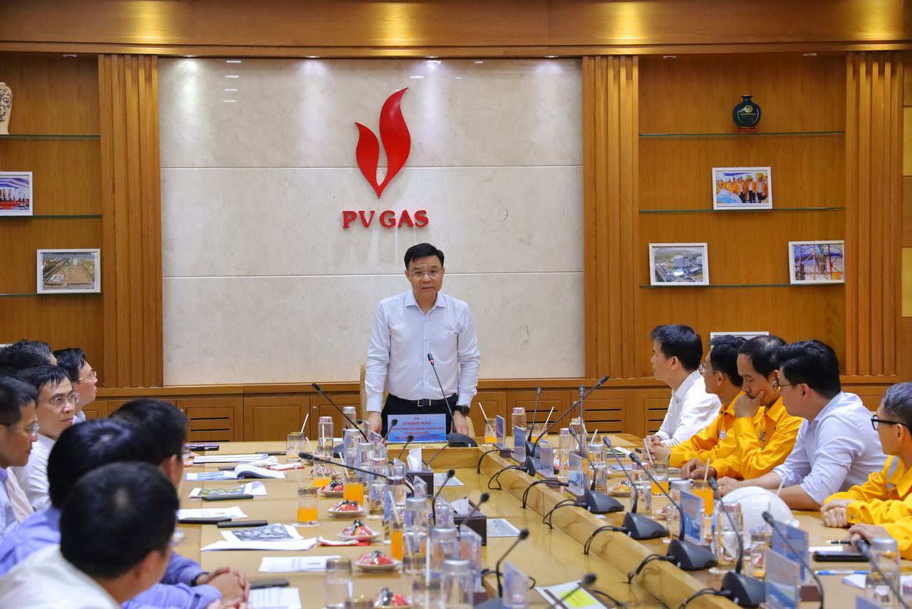 Tổng Giám đốc Petrovietnam Lê Mạnh Hùng kiểm tra hoạt động Kho cảng LNG Thị Vải
