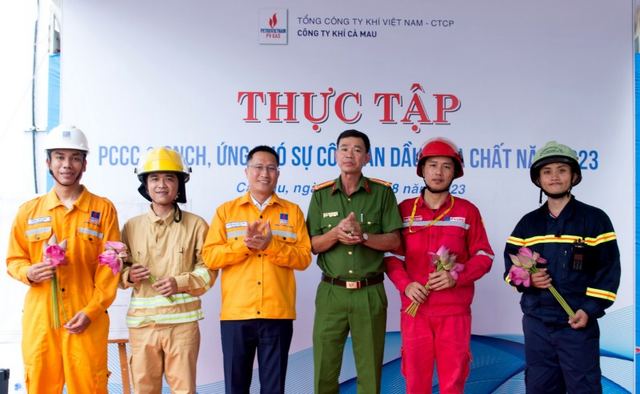 PV GAS Ca Mau Company to Practice Firefighting and Rescue in Response to Oil and Chemical Spills PV GAS Ca Mau Company to Practice Firefighting and Rescue in Response to Oil and Chemical Spills
