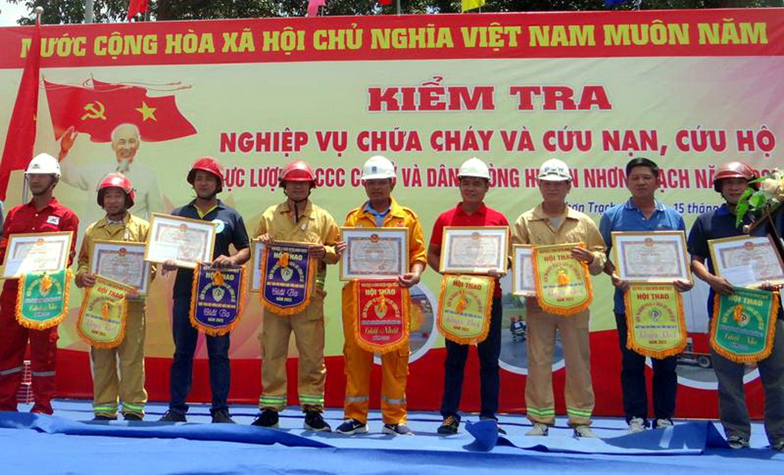 Công ty Vận chuyển Khí Đông Nam Bộ đạt giải Nhất Hội thao Nghiệp vụ chữa cháy và cứu nạn cứu hộ Đồng Nai Công ty Vận chuyển Khí Đông Nam Bộ đạt giải Nhất Hội thao Nghiệp vụ chữa cháy và cứu nạn cứu hộ Đồng Nai