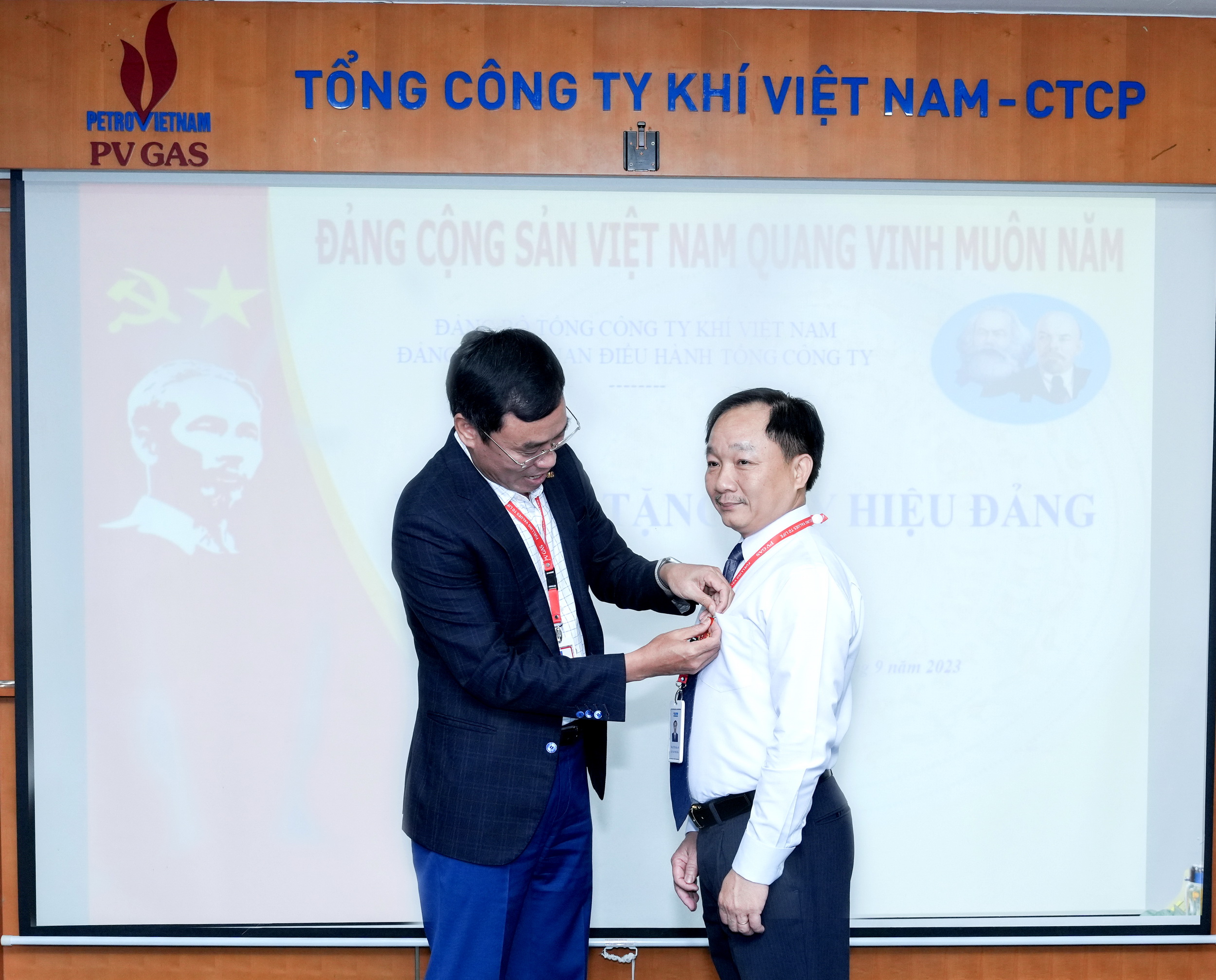 Lễ trao tặng Huy hiệu 30 năm tuổi đảng cho đảng viên Đảng bộ Cơ quan điều hành Tổng công ty Khí Việt Nam