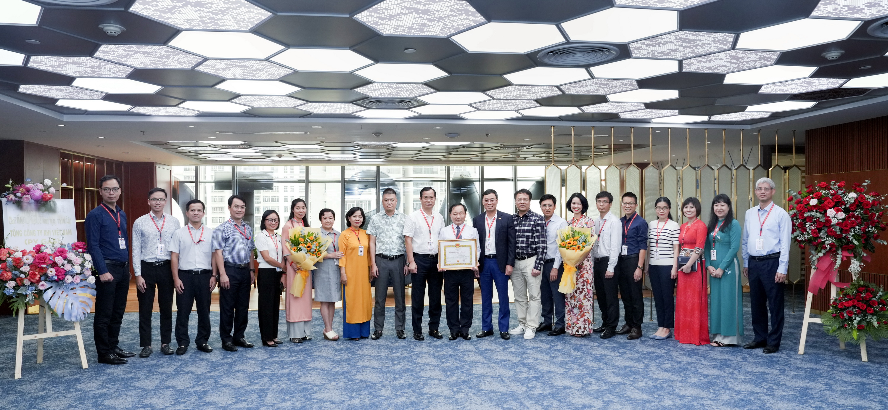 Lễ trao tặng Huy hiệu 30 năm tuổi đảng cho đảng viên Đảng bộ Cơ quan điều hành Tổng công ty Khí Việt Nam
