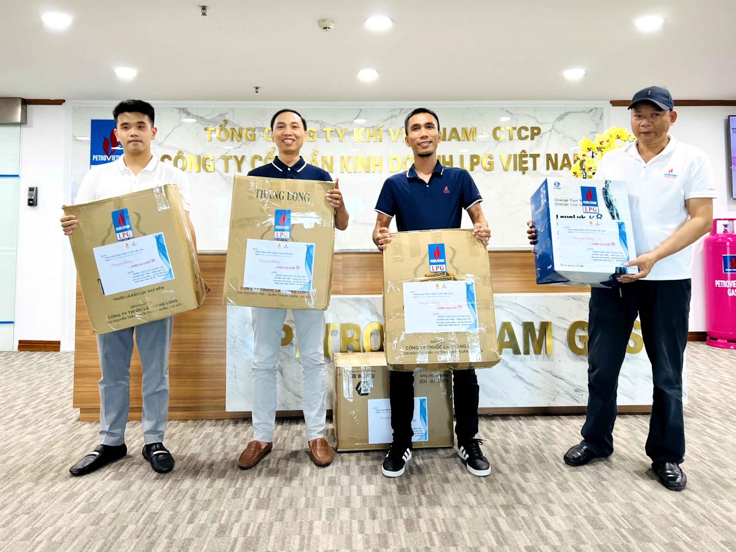 Ban Nữ công PV GAS thực hiện chương trình“Trao yêu thương nhận nụ cười”