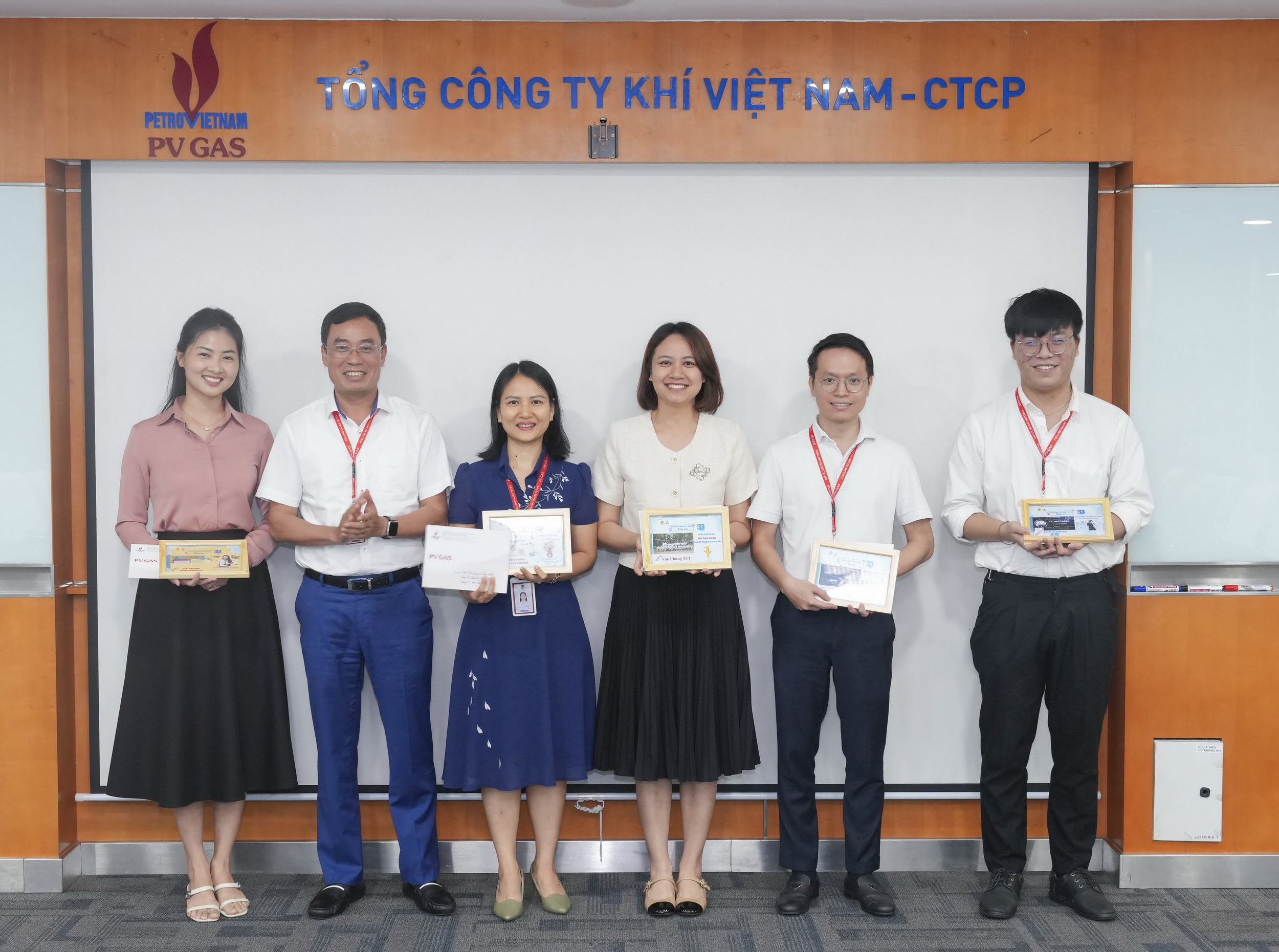 Cơ quan điều hành PV GAS tích cực tham gia Thiết kế thiệp “CẢM ƠN” mừng 33 năm ngày thành lập PV GAS Cơ quan điều hành PV GAS tích cực tham gia Thiết kế thiệp “CẢM ƠN” mừng 33 năm ngày thành lập PV GAS