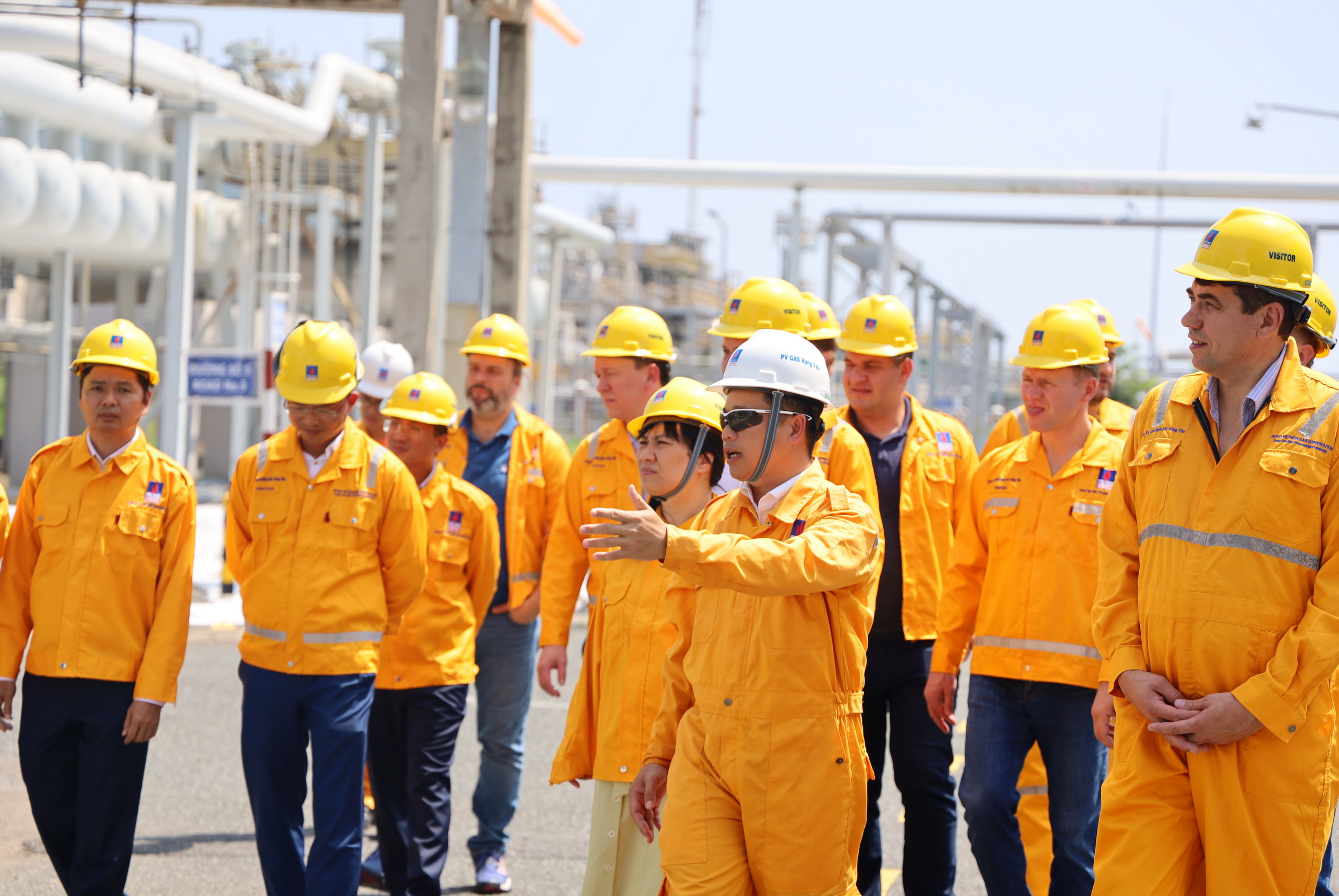 Đoàn cán bộ, chuyên gia Gazprom thăm, tìm hiểu thực tế và trao đổi kinh nghiệm tại Nhà máy xử lý khí Dinh Cố Đoàn cán bộ, chuyên gia Gazprom thăm, tìm hiểu thực tế và trao đổi kinh nghiệm tại Nhà máy xử lý khí Dinh Cố