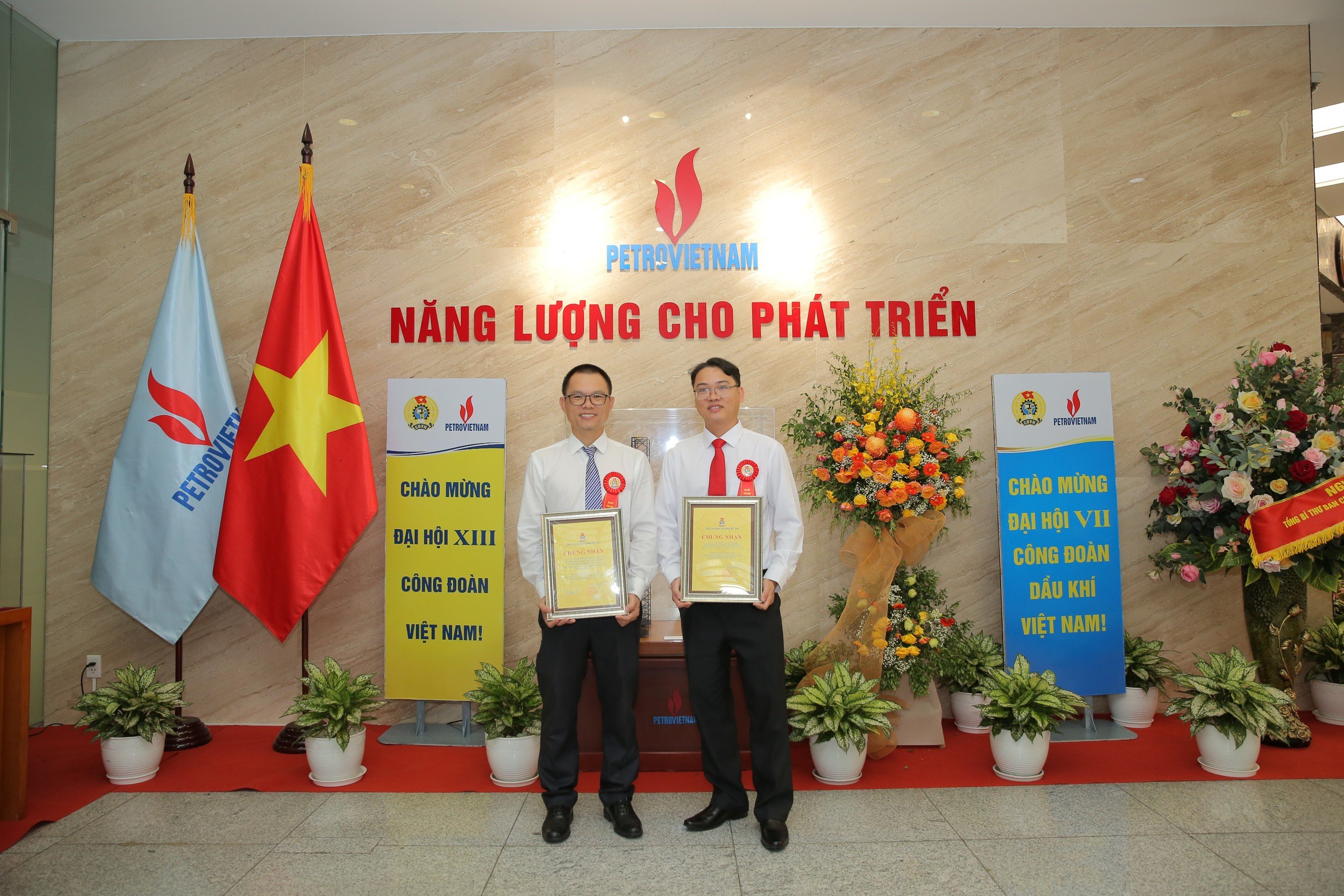 Chung sức đồng lòng, Công ty Dịch vụ Khí và Công ty Vận chuyển Khí Đông Nam Bộ được khen thưởng tại lễ tôn vinh “1 triệu sáng kiến”