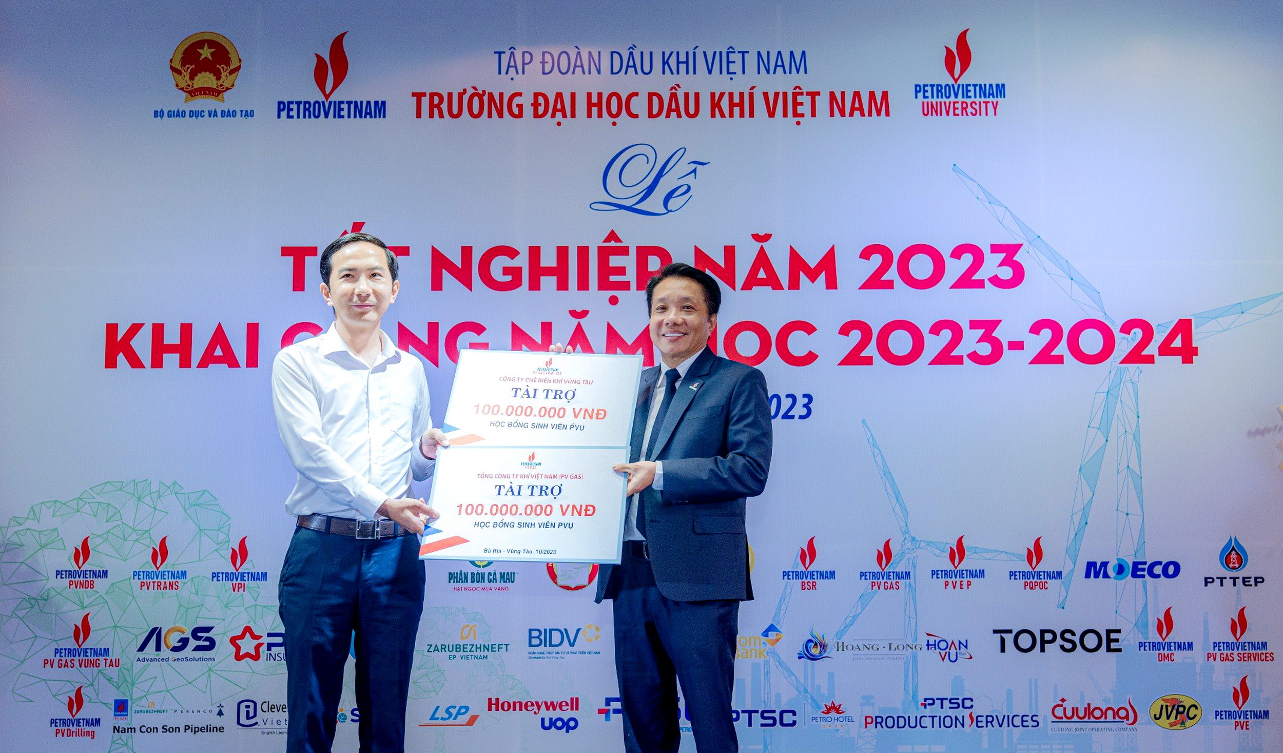 Tổng công ty Khí Việt Nam và các đơn vị trực thuộc tài trợ Quỹ "Phát triển sinh viên/Học bổng hỗ trợ sinh viên” của Trường Đại học Dầu khí Việt Nam