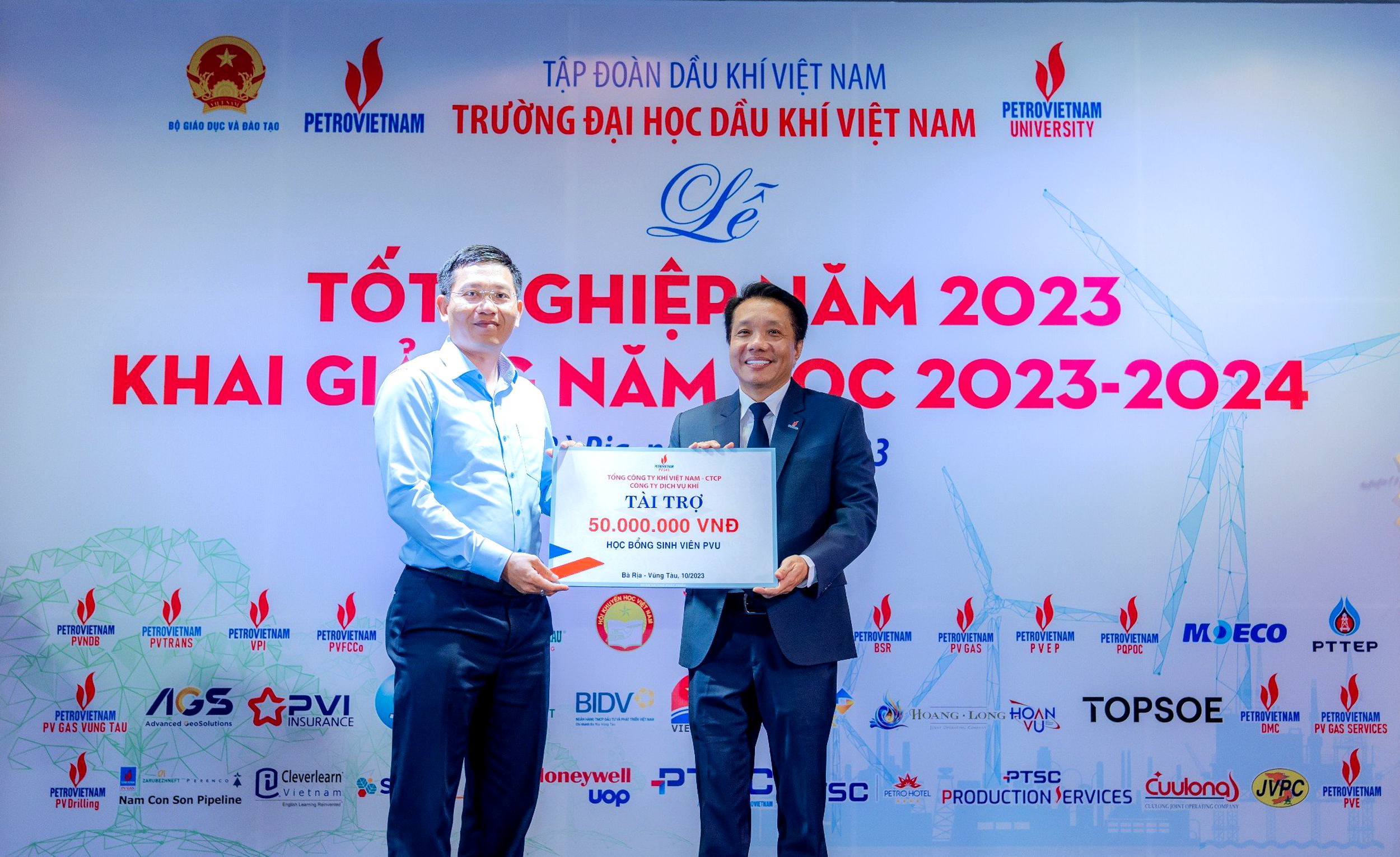 Tổng công ty Khí Việt Nam và các đơn vị trực thuộc tài trợ Quỹ "Phát triển sinh viên/Học bổng hỗ trợ sinh viên” của Trường Đại học Dầu khí Việt Nam
