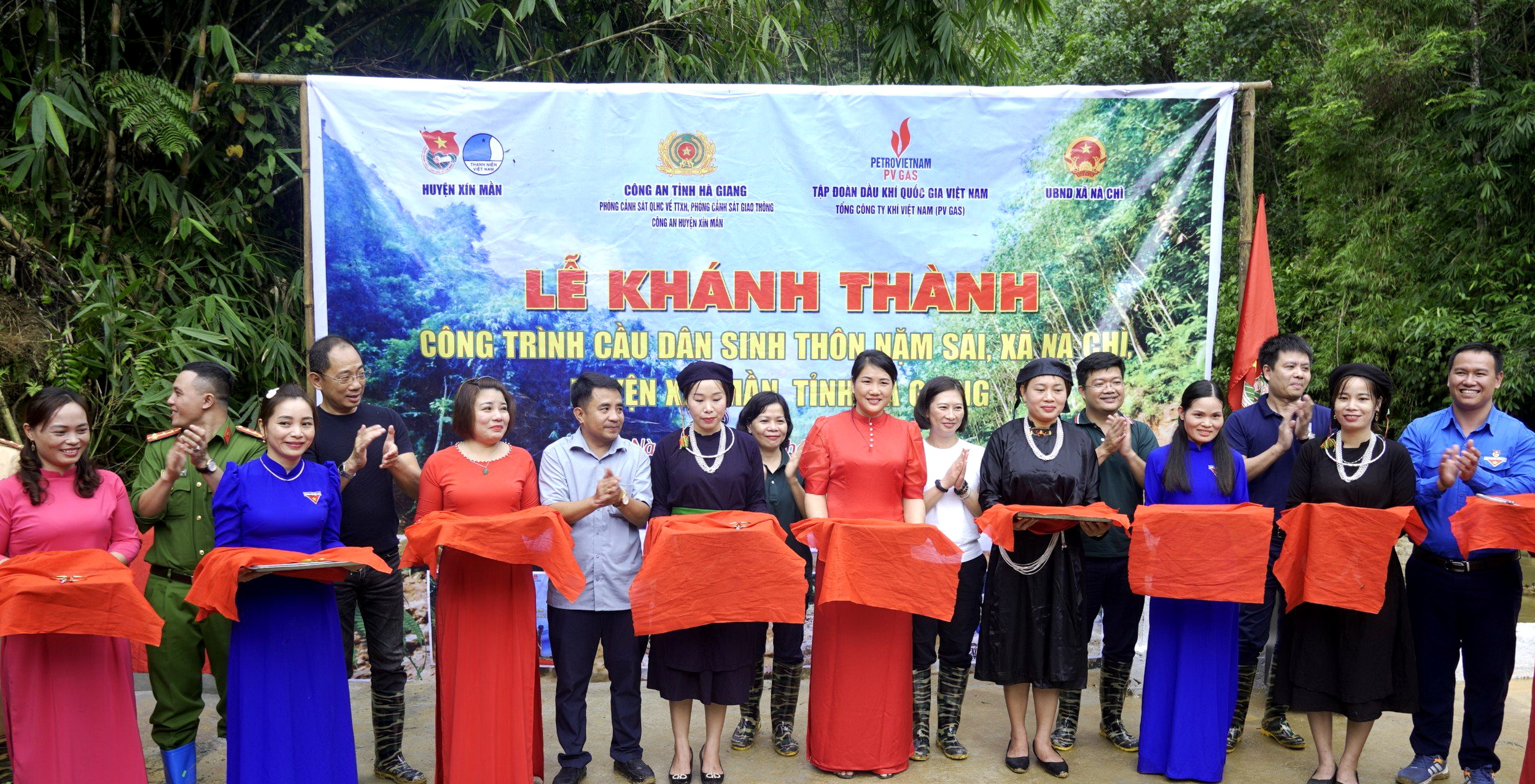 PV GAS khánh thành cầu dân sinh tại thôn Nậm Sái, xã Nà Chì, huyện Xín Mần tỉnh Hà Giang PV GAS khánh thành cầu dân sinh tại thôn Nậm Sái, xã Nà Chì, huyện Xín Mần tỉnh Hà Giang